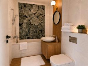 Mid Azure Residence, free parking, self check-in