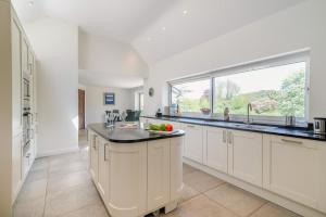 8 Bed in Bridport oc-53172