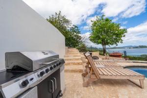 Villa Catalina 15 - Ocean-View Townhouse, Pool, Walk to Playa Prieta