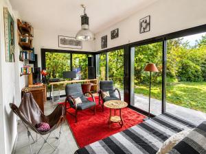 Maison contemporaine en bois avec piscine