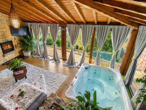 Casa Favo de Mel - Jacuzzi & Piscina - Refúgio na Montanha