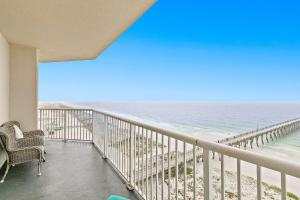 11th-floor oceanfront condo with pool Gulf & pier views with laundry