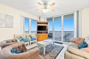 11th-floor oceanfront condo with pool Gulf & pier views with laundry