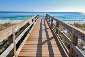 11th-floor oceanfront condo with pool Gulf & pier views with laundry