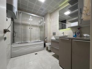 Pool Sauna Free Parking Gym 3BR Family APT