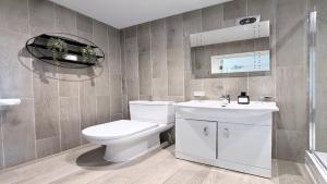 Modern Ealing Broadway Apt -2 mins To Tube & Well-Equipped
