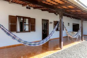 Casa com Churrasqueira e Rede a 210 m da Praia