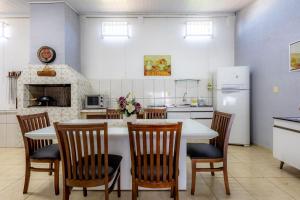 Casa com Churrasqueira e Rede a 210 m da Praia
