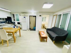 3-Room House, Central Location Seoul, Peaceful and Serene Space