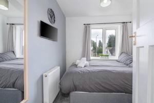 Charming 3-Bedroom Wolverhampton Home with Private Hot Tub