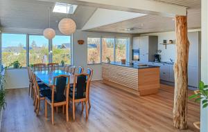 Stunning Home In Løgstrup With Wifi