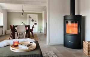 4 Bedroom Stunning Home In Hemme