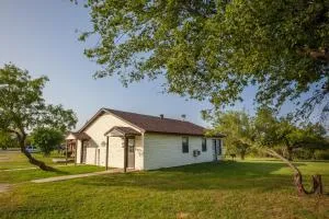 Bay Landing Camping Resort Deluxe Cabin 29 - Springtown