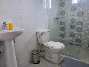 Apartamento Moderno con Piscina, Seguridad y Respaldo Electrico