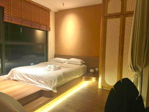 Quiet, Comfort 2bedroom Apt In City Centre, Quick To Airport With Gym, Pools and Beautiful Private Walking Lake
