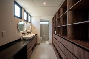 Modern Apt - 3BR - Marina & Shopping