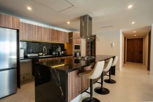 Modern Apt - 3BR - Marina & Shopping