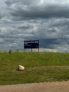 MLK Stay New 2BR Suite Near River Trails, Golf & Henday