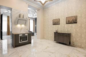 Marble & Gold Flat Jacuzzi Andrassy Steps