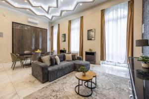 Marble & Gold Flat Jacuzzi Andrassy Steps