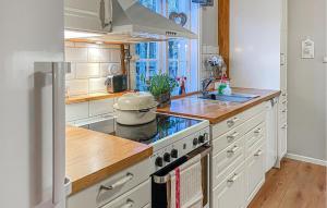 2 Bedroom Cozy Home In Tingsryd