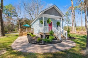 Two Private Cottages 3BR, Boat Parking, Walk to Marinas