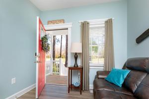 Two Private Cottages 3BR, Boat Parking, Walk to Marinas