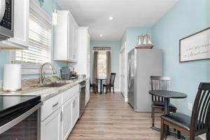 Two Private Cottages 3BR, Boat Parking, Walk to Marinas