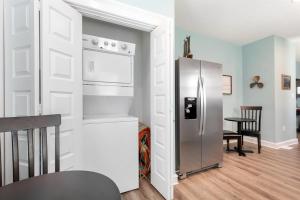 Two Private Cottages 3BR, Boat Parking, Walk to Marinas