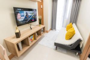 Cozy Minimalist Condo with Balcony near MOA