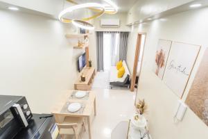 Cozy Minimalist Condo with Balcony near MOA