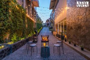 StayVista at Tres & Quatro - Himalayan Den with Bonfire, Mountain View