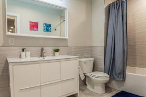 2BR1BA Home,Sleeps 6,WasherDryer,Fridge &Parking