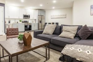 2BR1BA Home,Sleeps 6,WasherDryer,Fridge &Parking