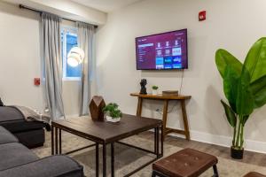 2BR1BA Home,Sleeps 6,WasherDryer,Fridge &Parking