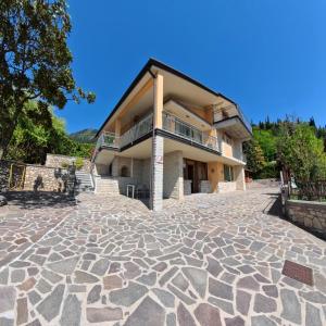 Villa Arianna Lake View Apartments with Pool