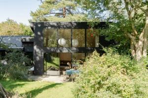 Pearl House With Fairytale Shelter By The Shore