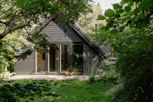 Pearl House With Fairytale Shelter By The Shore