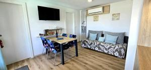Beach House BETA, a romantic hideaway in an olive grove by the sea, swimming pool, jacuzzi & playground, Pomer