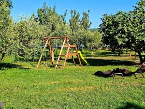 Beach House BETA, a romantic hideaway in an olive grove by the sea, swimming pool, jacuzzi & playground, Pomer