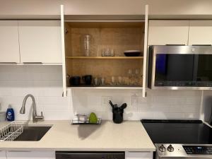 Modern Private 1 Bedroom Suite - Assigned Parking and Patio