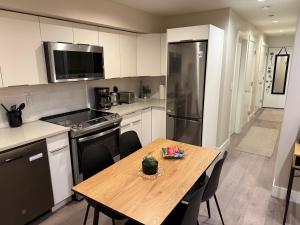 Modern Private 1 Bedroom Suite - Assigned Parking and Patio