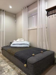 Modern Private 1 Bedroom Suite - Assigned Parking and Patio