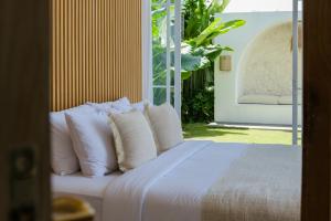 Luxury Beachside 3BD Villa with Pool & Rooftop Seseh