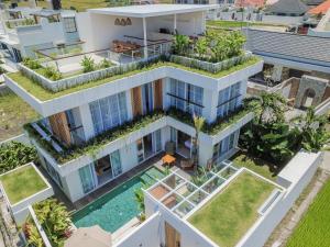 Luxury Beachside 3BD Villa with Pool & Rooftop Seseh