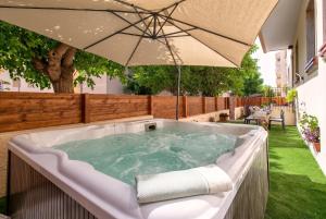HiddenGarden apartment with garden and jacuzzi in the center of the city of Alghero