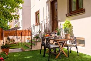HiddenGarden apartment with garden and jacuzzi in the center of the city of Alghero