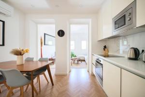 Central Modern Apt Private Patio AC