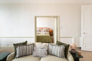 Stunning Sea Views & Designer Living Sleeps 5