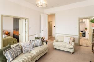 Stunning Sea Views & Designer Living Sleeps 5